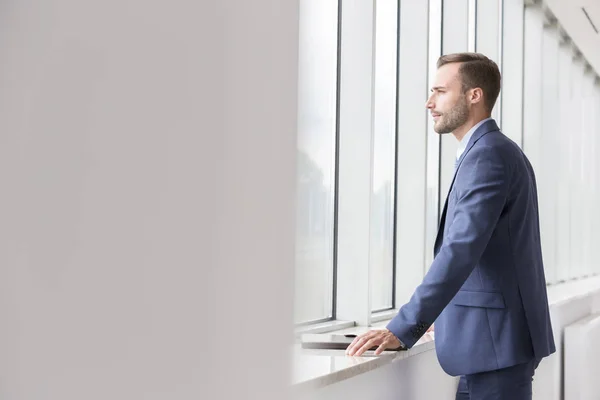 Doordachte Knappe Jonge Zakenman Zoek Door Raam Nieuw Kantoor — Stockfoto