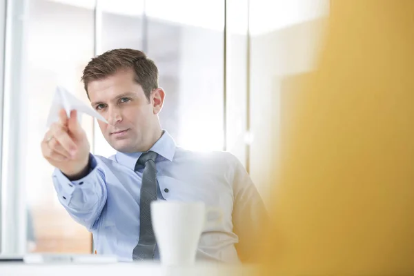 Bepaald Zakenman Papieren Vliegtuig Gooien Office — Stockfoto