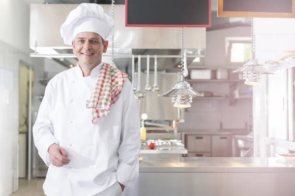 Retrato Chef Sorrindo Contra Cozinha Restaurante — Fotografia de Stock