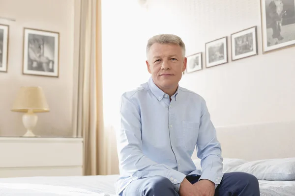 Portret Van Volwassen Man Zittend Bed Thuis — Stockfoto