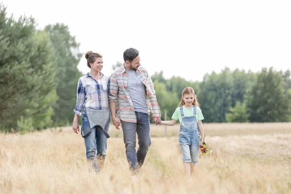 Família Caminhando Campo Gramado Contra Céu Fazenda — Fotografia de Stock