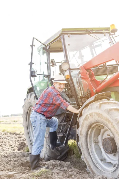 Longitud Total Del Agricultor Parado Junto Tractor Granja Contra Cielo — Foto de Stock