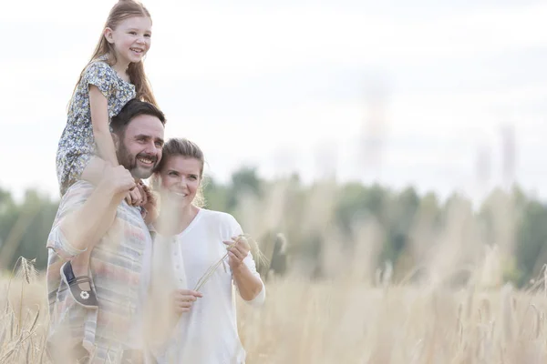 Uomo Che Porta Figlia Mentre Piedi Con Moglie Fattoria — Foto Stock