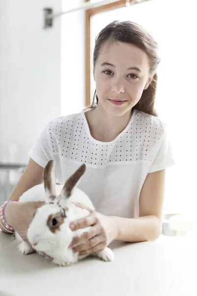 Retrato Menina Com Coelho Cama Clínica Veterinária — Fotografia de Stock