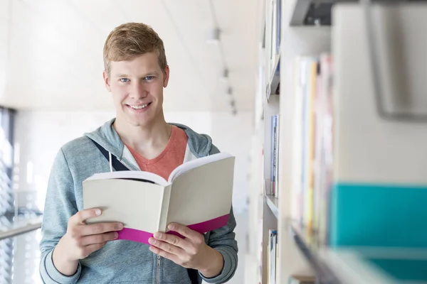 Retrato Estudiante Sonriente Leyendo Libro Biblioteca Universidad —  Fotos de Stock