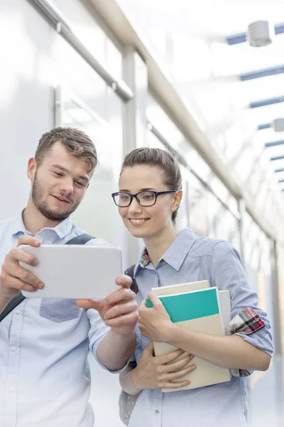 Amigos Sorridentes Olhando Para Tablet Digital Campus Universitário — Fotografia de Stock