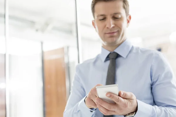 Profissional Confiante Usando Telefone Celular Escritório — Fotografia de Stock