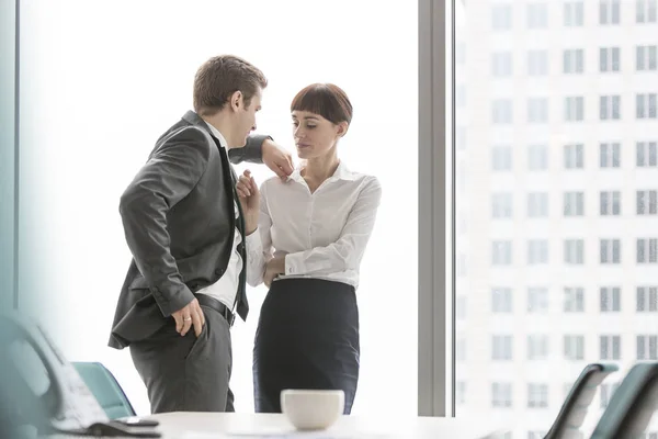 Couple Affaires Parlant Tout Tenant Contre Fenêtre Dans Salle Conférence — Photo