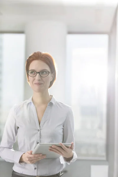 Lächelnde Junge Geschäftsfrau Mit Digitalem Tablet Büro — Stockfoto