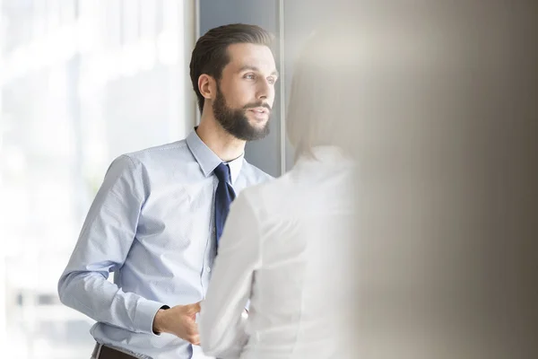 Zakenman Bespreken Met Collega Kantoor — Stockfoto