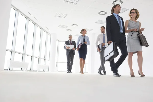 Die Ganze Länge Der Geschäftskollegen Fuß Während Büroflur Gesprochen Wird — Stockfoto