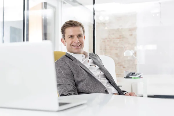 Retrato Homem Negócios Sorrindo Enquanto Sentado Mesa — Fotografia de Stock