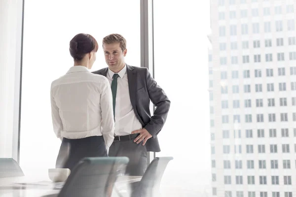 Zakenman Praat Met Zakenvrouw Staat Bestuursruimte Bij Modern Kantoor — Stockfoto