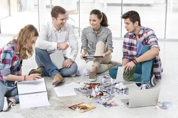 Kollegen Mit Fotos Und Technologien Diskutieren Auf Dem Boden — Stockfoto