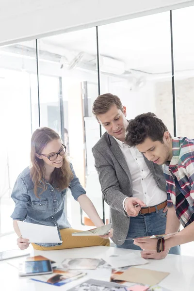 Kreative Fotografen Diskutieren Über Fotos Büro — Stockfoto