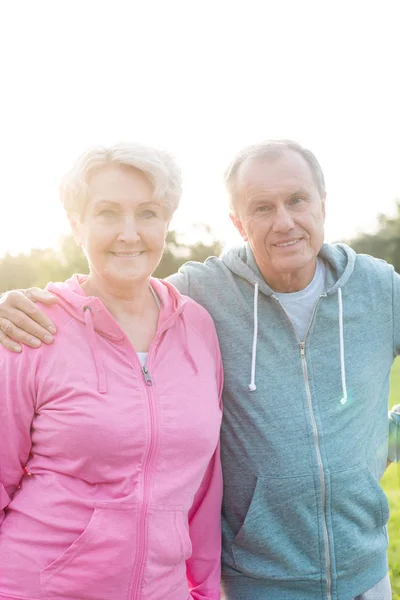 Portret Van Glimlachen Gezonde Senior Koppel Park — Stockfoto