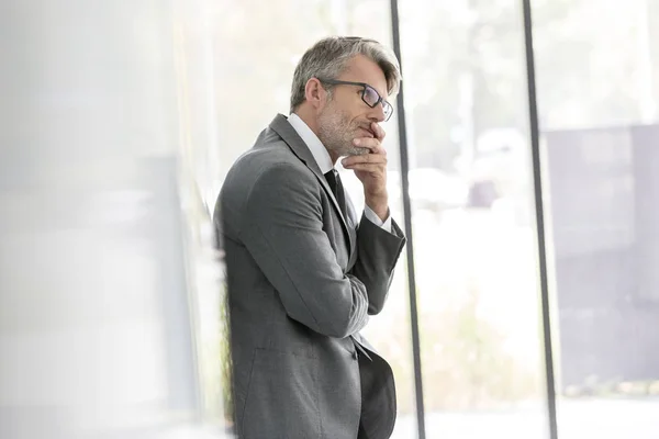 Homme Affaires Mûr Réfléchi Regardant Loin Tout Tenant Bureau — Photo