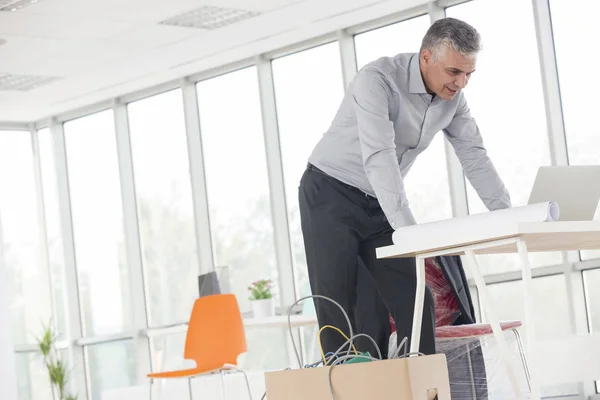 Volwassen Zakenman Met Behulp Van Laptop Terwijl Leunend Bureau Nieuw — Stockfoto