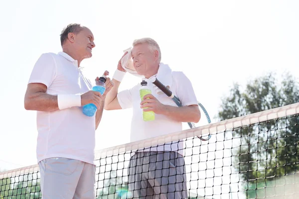 Lage Hoekmening Van Mannen Praten Terwijl Door Tennis Netto Tegen — Stockfoto