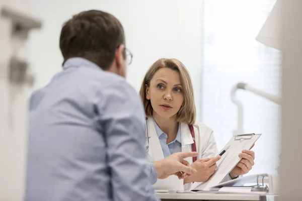 Doctor Explaining Prescription Clipboard Patient Desk Hospital — Stock Photo, Image