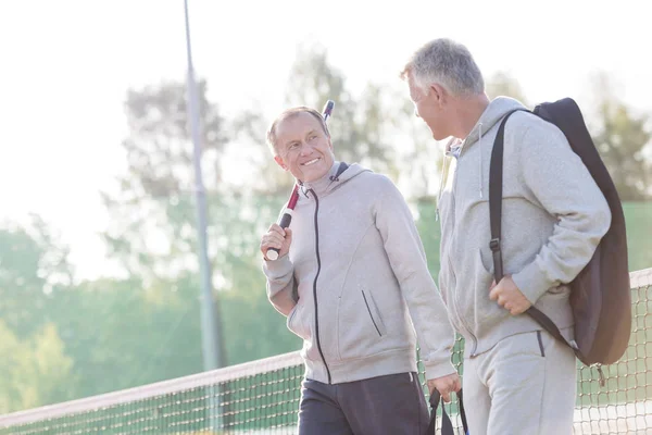 Uśmiechający Się Mężczyzn Sportowe Odzież Rozmowa Podczas Spaceru Kort Tenisowy — Zdjęcie stockowe