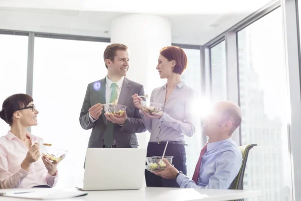 Usmívající Obchodní Kolegové Kteří Při Setkání Kanceláři Jedí Oběd Zasedací — Stock fotografie