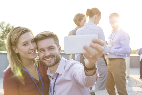 Sonriente Pareja Colegas Negocios Tomando Selfie Con Colegas Durante Fiesta — Foto de Stock