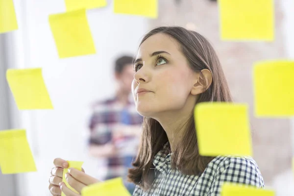 Empresa Confiable Que Planea Mientras Mira Las Notas Adhesivas Pegadas —  Fotos de Stock