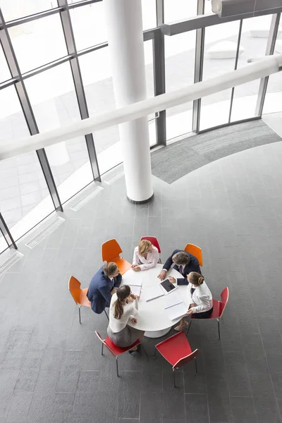 Vista Alto Ángulo Los Colegas Negocios Que Planean Mientras Sientan — Foto de Stock