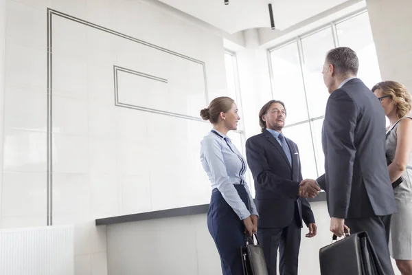 Empresários Cumprimentam Enquanto Estão Com Colegas Lobby Recepção Escritório — Fotografia de Stock