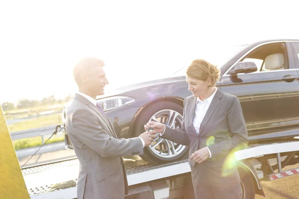 Verzekeringsagent Auto Sleutel Geven Zakenvrouw Tegen Sleepwagen — Stockfoto