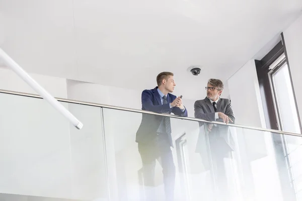 Laag Hoek Weergave Van Zaken Collega Die Discussiëren Terwijl Reling — Stockfoto