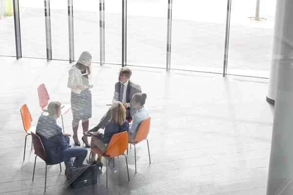 Zakenvrouw Weergegeven Digitale Tafel Aan Collega Kantoor Tijdens Vergadering — Stockfoto