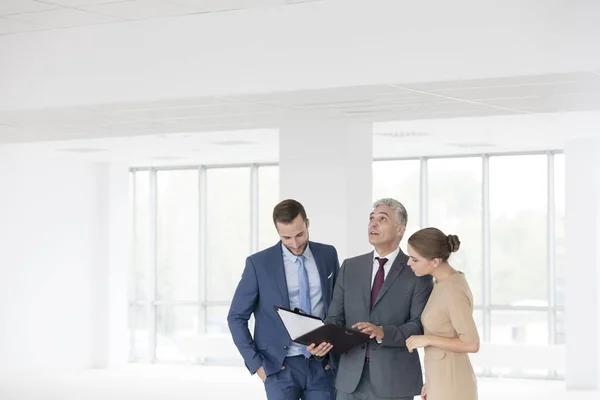 Selbstbewusste Geschäftsleute Diskutieren Mit Jungen Kollegen Neuen Büro Über Dokument — Stockfoto