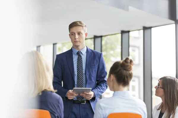 Ung Affärsman Planerar Strategi Med Kollegor Mötet Kontoret — Stockfoto