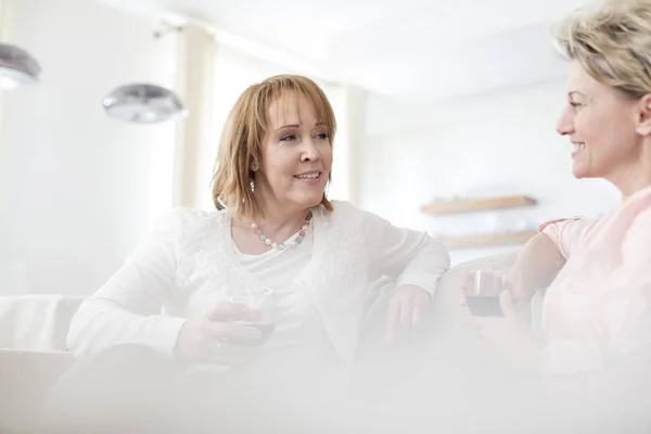 Leende Mogna Vänner Sitter Hemma — Stockfoto