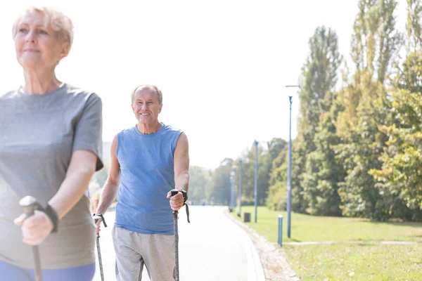 Ler Senior Mannen Med Vandringsstavar Medan Promenader Med Kvinna Park — Stockfoto