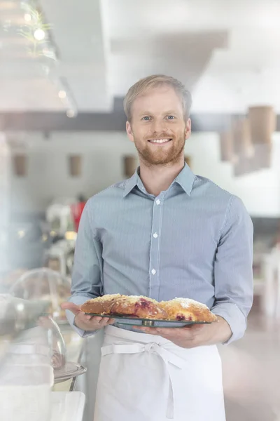 Retrato Del Joven Camarero Sonriente Sosteniendo Pan Fresco Bandeja Restaurante — Foto de Stock