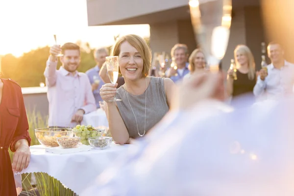 Lächelnde Geschäftskollegen Stoßen Bei Erfolgsfeier Auf Der Terrasse Mit Weingläsern — Stockfoto