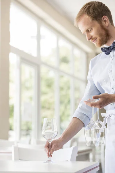 Mladý Číšník Uspořádání Pohárky Stůl Restauraci — Stock fotografie