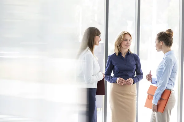 Geschäftsfrauen Planen Strategie Bei Treffen Gegen Fenster Büro — Stockfoto