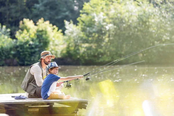 Padre Figlio Pesca Nel Lago Mentre Seduto Sul Molo — Foto Stock