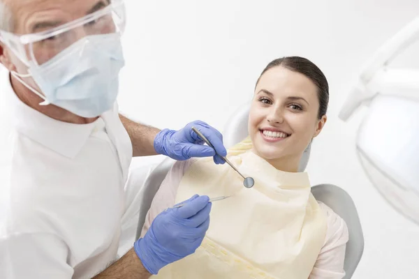 Retrato Alto Ángulo Del Dentista Paciente Sonriente Con Equipo Clínica — Foto de Stock