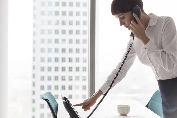 Empresária Discando Telefone Fixo Escritório — Fotografia de Stock