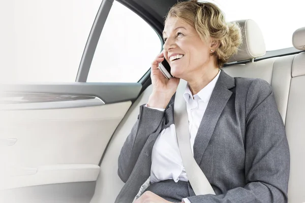 Glimlachende Zakenvrouw Smartphone Auto Praten Tijdens Reis — Stockfoto