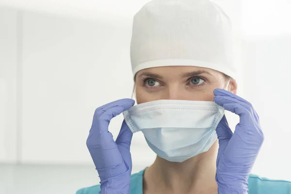 Gros Plan Médecin Féminin Portant Casquette Masque Chirurgicaux Clinique — Photo