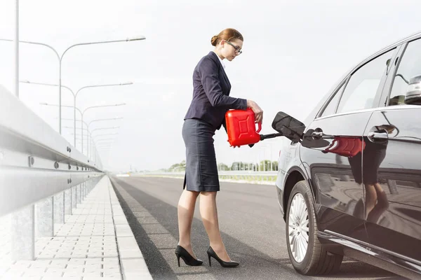 Affärskvinna Med Behållare Bränslepåfyllning Bil Väg Mot Himlen — Stockfoto