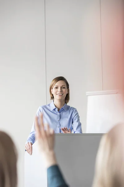 Femme Affaires Souriante Communiquant Avec Ses Collègues Conférence — Photo