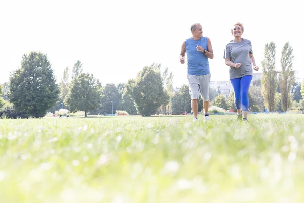 Couple Senior Actif Faisant Jogging Sur Terrain Herbeux Parc — Photo