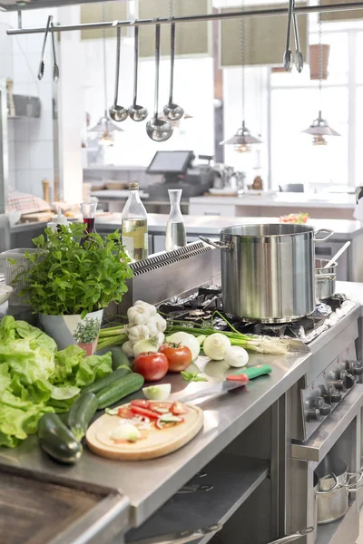 Frisches Gemüse Auf Der Theke Der Küche Des Restaurants — Stockfoto